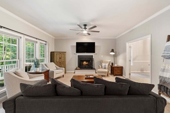 Smart TV, chimenea y oficina 