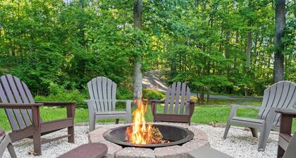 Lake View Retreat - Cottage Near a Peaceful Lake!