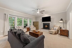 TV connectée, cheminée, espaces bureaux