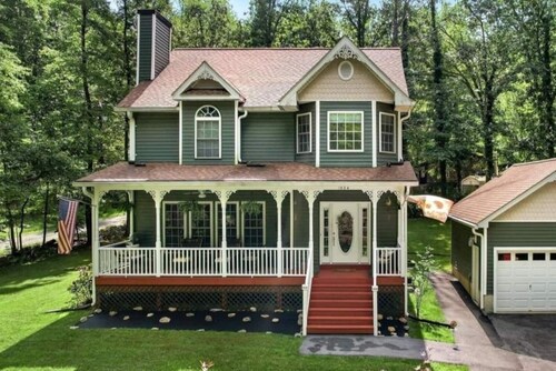 Lake View Retreat - Cottage Near a Peaceful Lake!