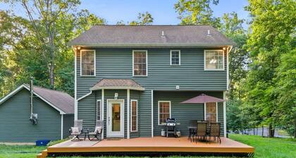 Lake View Retreat - Cottage Near a Peaceful Lake!