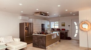 Refrigerador, microondas, horno y parrilla de estufa 