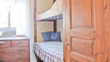 5 bedrooms, travel crib, free WiFi