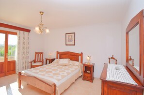 4 bedrooms, iron/ironing board, free WiFi, bed sheets