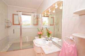 Bañera, secador de pelo y toallas