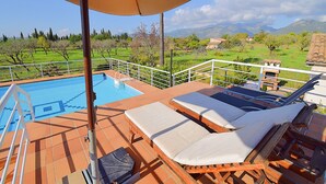 A pool area with lounge chairs and a view of mountains. - Can Nina 198 traditional finca with private swimming pool, terrace, barbecue and WiFi (Campanet)