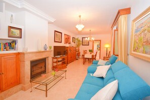 TV - Can Nina 198 traditional finca with private swimming pool, terrace, barbecue and WiFi (Campanet)