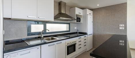 Kjøleskap, kokeplater, oppvaskmaskin og kaffetrakter/tekoker