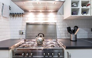 Frigorifero, forno, piano cottura, lavastoviglie