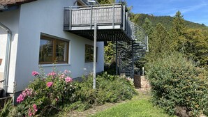Ein Haus mit Balkon und Garten.