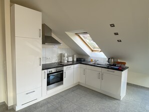 Kühlschrank, Ofen, Herdplatte, Wasserkocher mit Kaffee-/Teezubehör