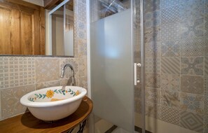 Shower - Nice home in El Colmenar (El Colmenar)