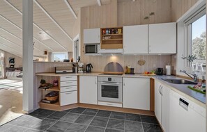 Frigorífico, microondas, placa de cocina y lavavajillas