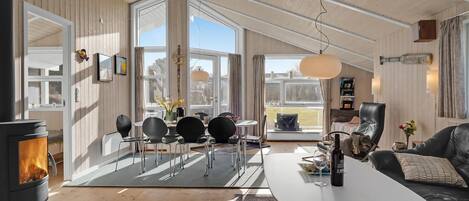 Una televisión, una chimenea