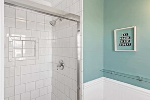 Combined shower/bathtub - Pelican Watch by Brunswick Vacation Rentals: 6BR Oceanfront w/ Pool & Views (Holden Beach)
