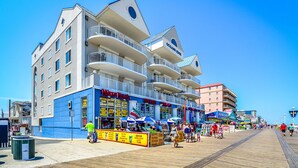 Una passerella con un ristorante chiamato "Milano Pizzeria" e un edificio con la segnaletica "OCEANS EDGE".
