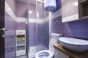 Douche, sèche-cheveux, serviettes fournies, savon