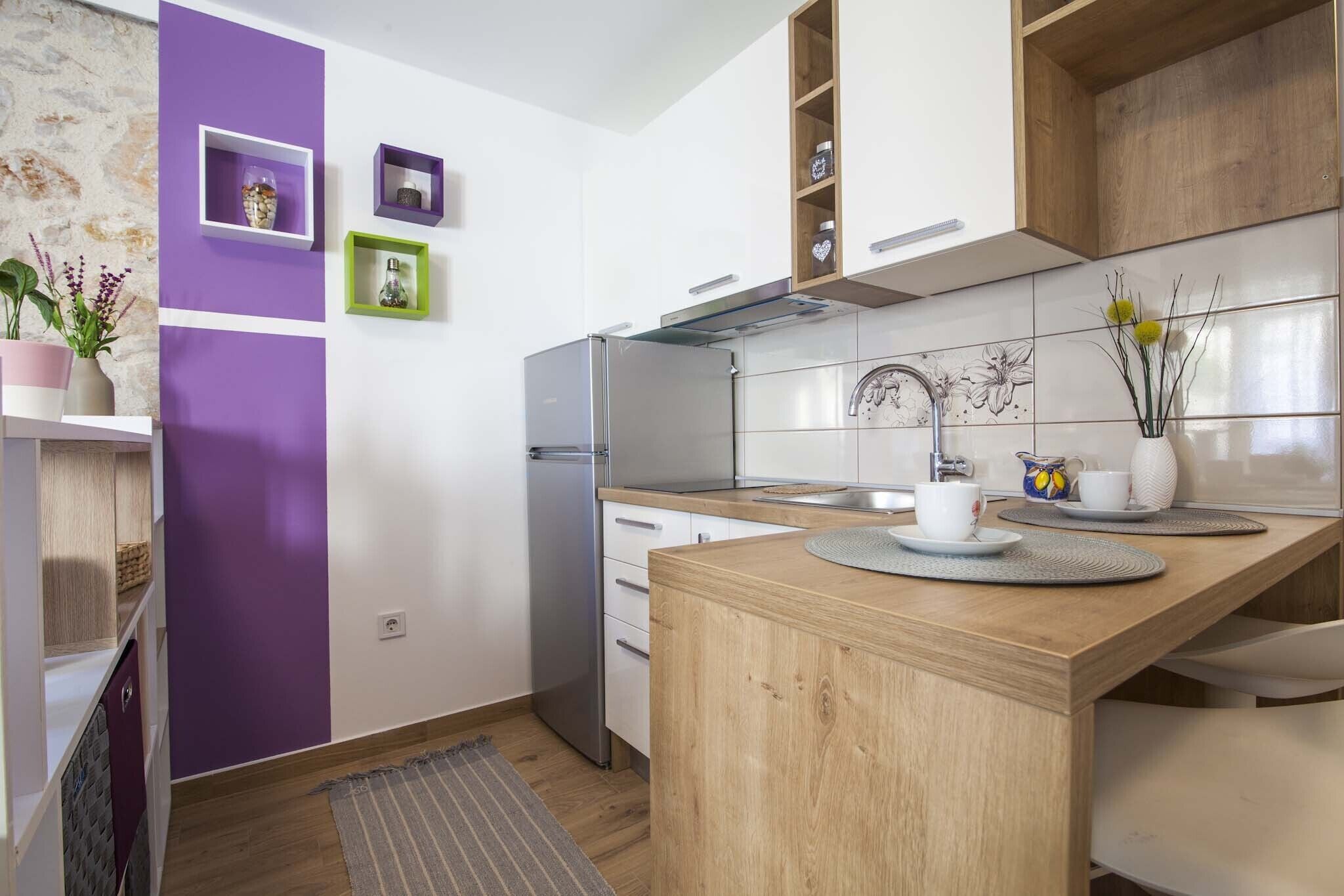 Micro-ondas, cafeteira/chaleira, torradeira, moedor de café