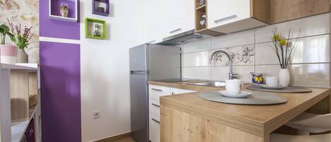 Micro-ondes, cafetière/bouilloire, grille-pain, moulin à café