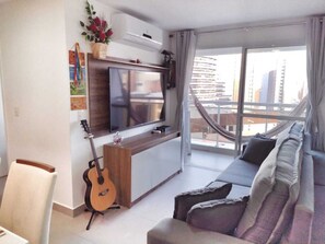 Appartamento Standard | Area soggiorno | Smart TV 55 pollici con canali digitali, TV, Netflix
