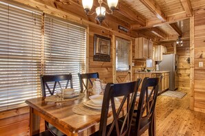 Dining - Morning Glory is the place for you! Nestled on Bluff Mountain, just 10 minutes outside of Pigeon Fo (Sevierville)