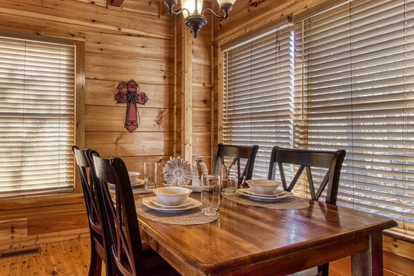 Dining - Morning Glory is the place for you! Nestled on Bluff Mountain, just 10 minutes outside of Pigeon Fo (Sevierville)