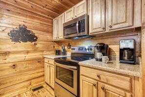 Fridge, microwave, oven, stovetop - Morning Glory is the place for you! Nestled on Bluff Mountain, just 10 minutes outside of Pigeon Fo (Sevierville)