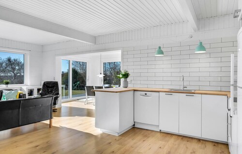 4 bedroom awesome home in Dronningmølle