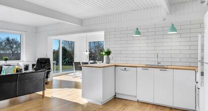 4 bedroom awesome home in Dronningmølle