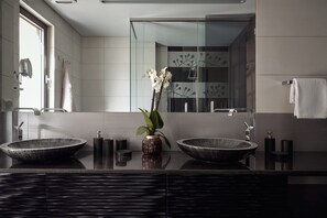 Luksus-villa - 4 soveværelser - privat pool - udsigt til have | Badeværelse | Kombination af bruser/badekar, hårtørrer, håndklæder, Sæbe