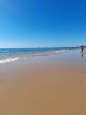 En la playa, camastros y toallas de playa 