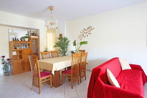 Apartment, Multiple Beds | Dining