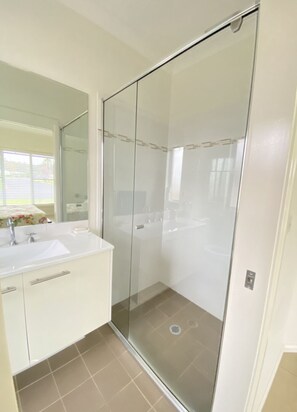 Badewanne, Haartrockner, Handtücher, Seife