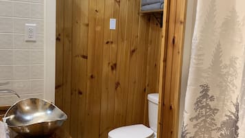 Combined shower/tub, towels