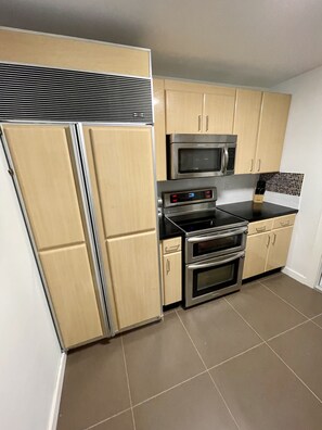 Refrigerador, microondas, horno y parrilla de estufa 