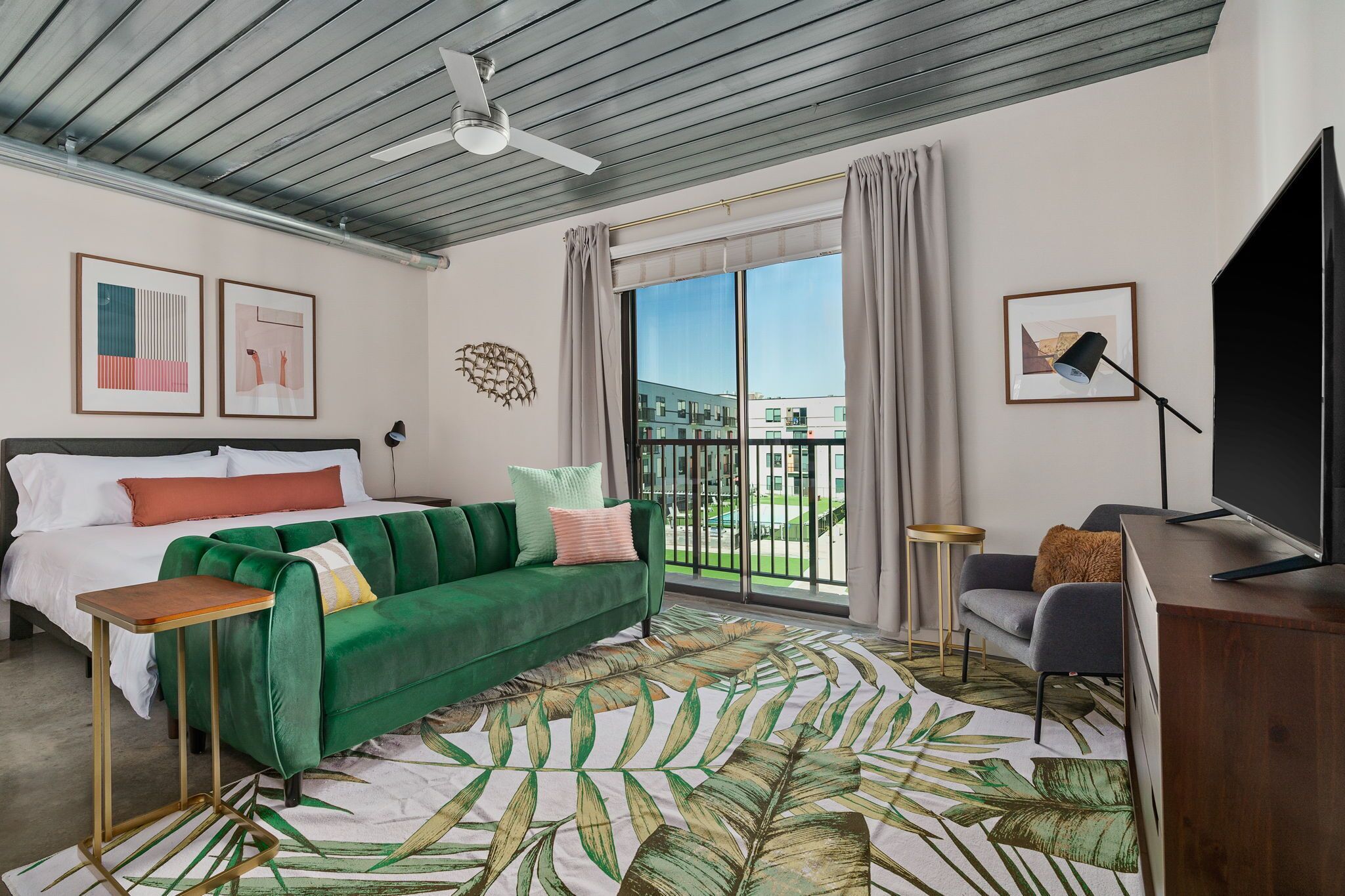 1 غرفة نوم ومكتب وستائر تعتيم ومكواة/لوح كي