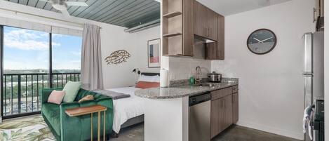 1 soverom, skrivebord, strykejern/-brett og reiseseng for barn