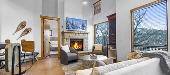 502 A Gold Coast! 3 Bedroom Townhouse by RedAwning