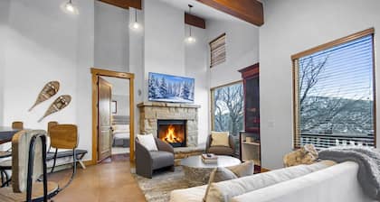 502 A Gold Coast! 3 Bedroom Townhouse by RedAwning