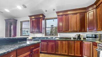 Townhome, 3 Bedrooms | Private kitchen | Fridge, oven, coffee/tea maker, toaster