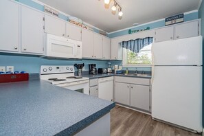 Condo, 2 chambres | Cuisine privée | Réfrigérateur, un four, surface de cuisson, cafetière-théière