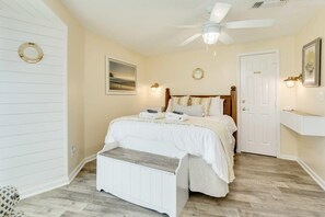 4 bedrooms, WiFi, bed sheets - Easy Beach Access, Gulf Views, Relaxing Hot Tub! (Galveston)
