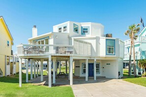 Exterior - Easy Beach Access, Gulf Views, Relaxing Hot Tub! (Galveston)