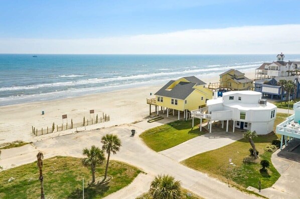 Beach nearby - Good Life - Easy Beach Access, Gulf Views, Hot Tub! (Galveston)