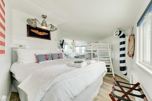 4 bedrooms, WiFi, bed sheets - Easy Beach Access, Gulf Views, Relaxing Hot Tub! (Galveston)