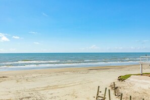 Beach nearby - Easy Beach Access, Gulf Views, Relaxing Hot Tub! (Galveston)