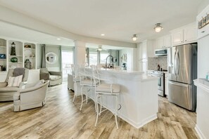 Fridge, microwave, oven, stovetop - Easy Beach Access, Gulf Views, Relaxing Hot Tub! (Galveston)