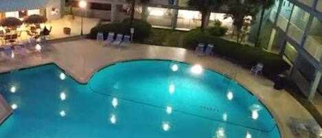 Een binnenzwembad en een buitenzwembad