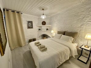 Design House | 2 bedrooms, Egyptian cotton sheets, premium bedding - Leonys House by TrulyCyprus (Dhoros)