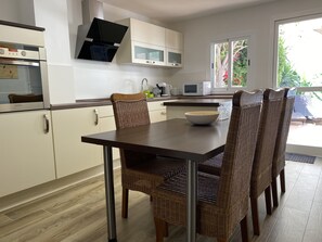 Een koelkast, een microgolfoven, een oven, een kookplaat